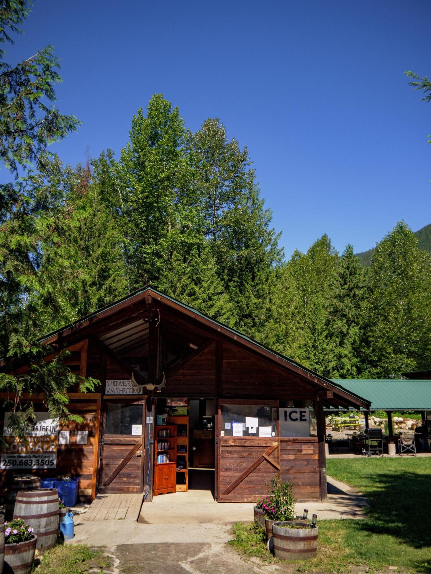 Noah'S Ark Campground Revelstoke Exterior photo